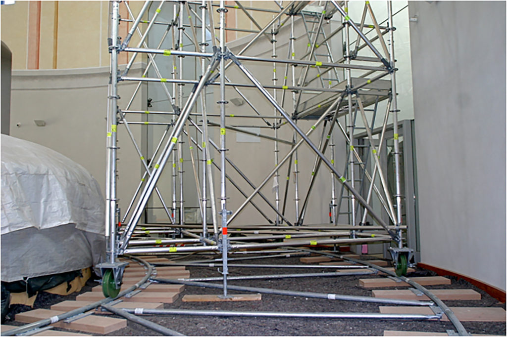 Layher Castors support the aluminium scaffolding on a circular track