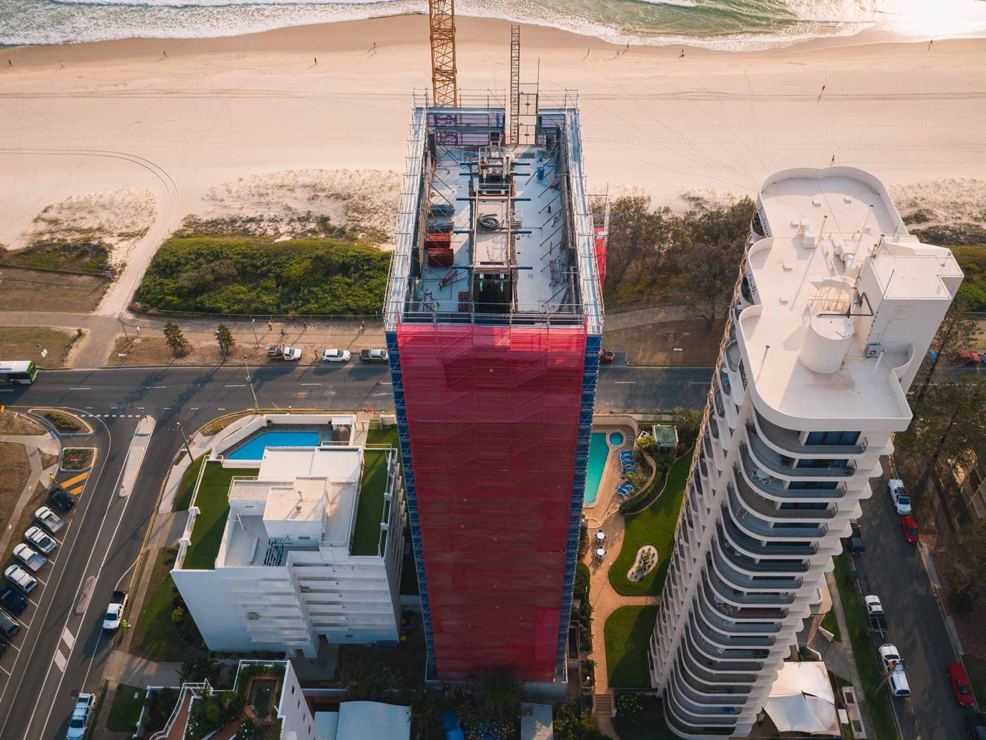 Beachfront apartment block construction using Layher Allround Scaffolding