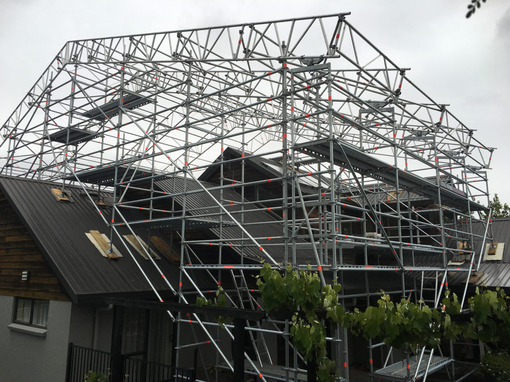 Temporary roof truss structure