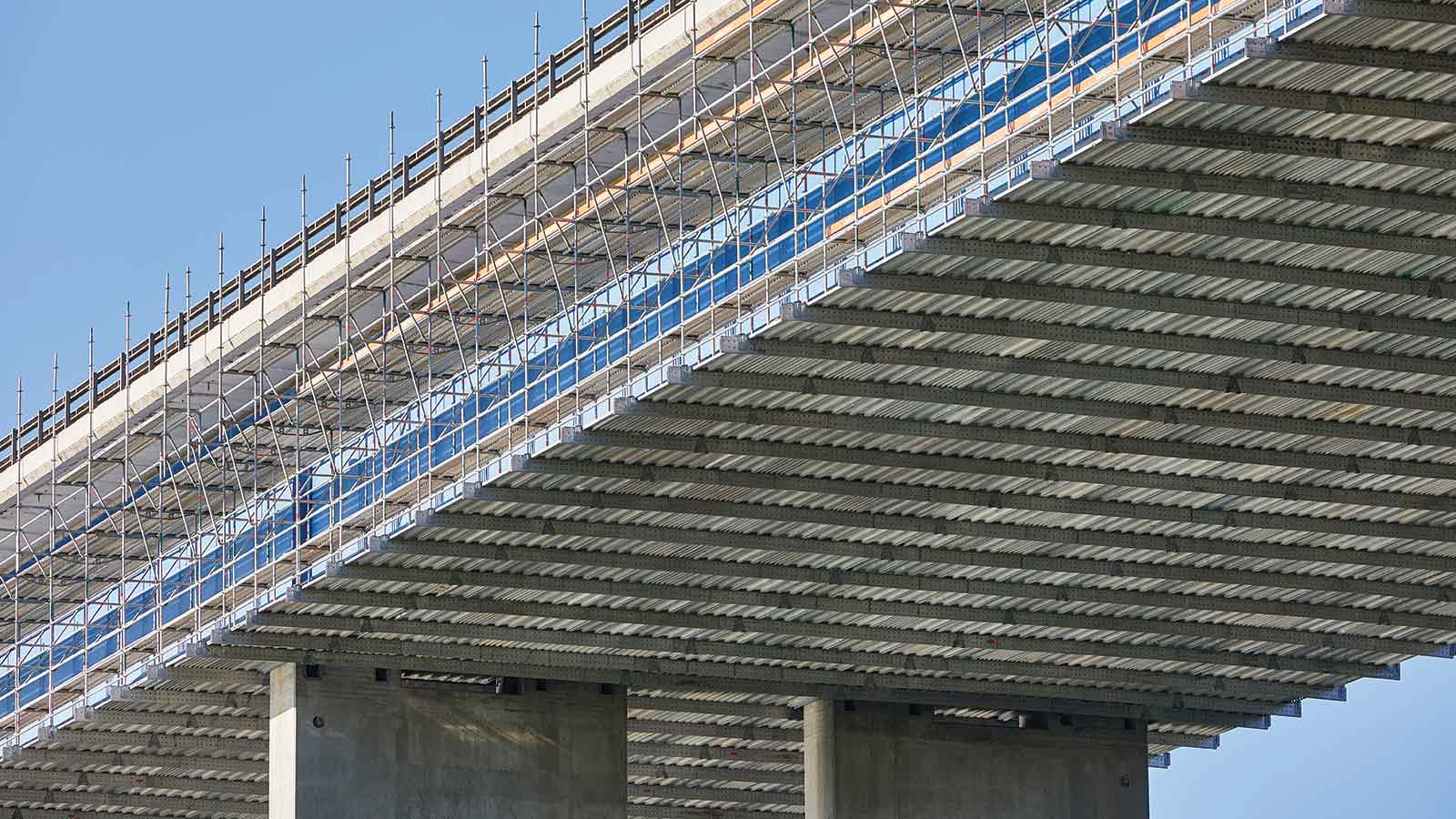 Suspended bridge scaffolds