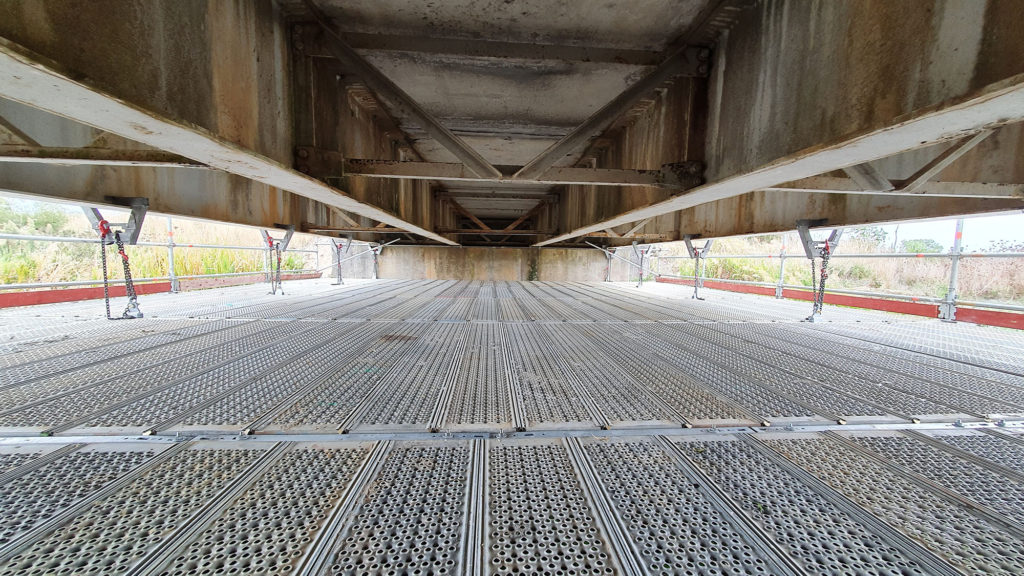 No trip hazard on suspended scaffold under bridge using Layher FlexBeam