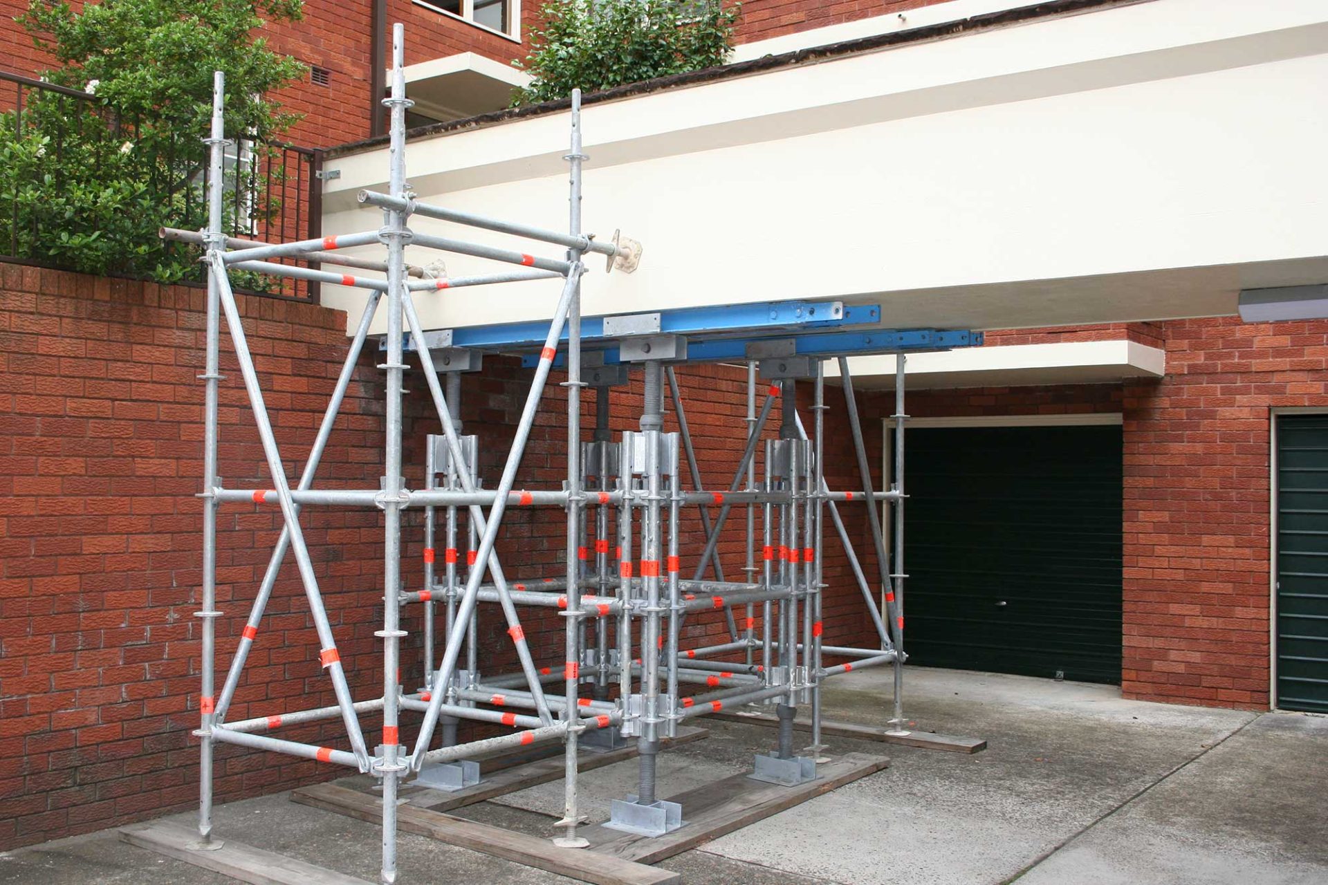 Heavy Duty Propping Scaffold under 24 tonne footbridge - Layher. The ...